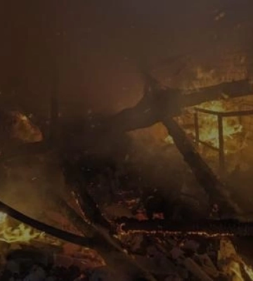 У селі на Рівненщині майже три години гасили пожежу в господарській будівлі