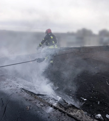 Рятувальники показали, як гасили пожежу після влучання БПЛА по даху багатоповерхівки в Сумах