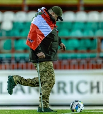 Боєць «Сталевої сотки» відкрив матч чемпіонату України з футболу 