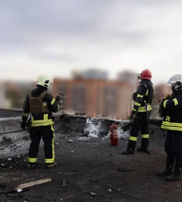 Вражеский БпЛА попал в крышу многоэтажки в Сумах, пострадала женщина