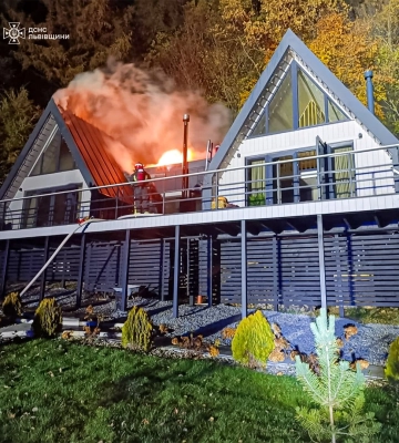 На Львівщині серед ночі загорівся відпочинковий будинок
