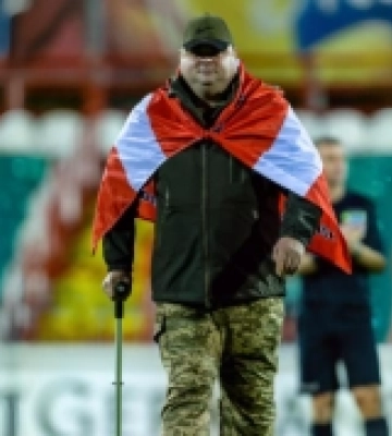 Боєць «Сталевої сотки» відкрив матч чемпіонату України з футболу 