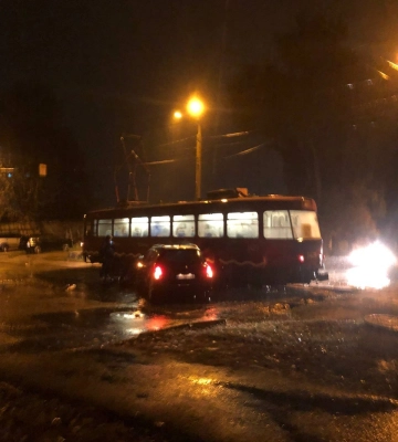 Авто влетіло в трамвай із людьми: у Дніпрі на рейках сталася ДТП