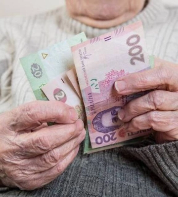Пенсія після 100 років: яку надбавку платять волинянам-довгожителям