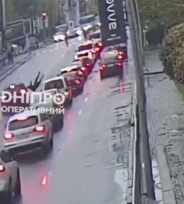 У Дніпрі біля "Мост-сіті" пішохід потрапив під колеса авто: відео моменту