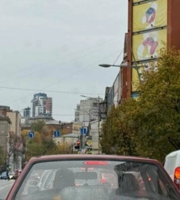 Вибіг під колеса авто: у центрі Дніпра збили пішохода