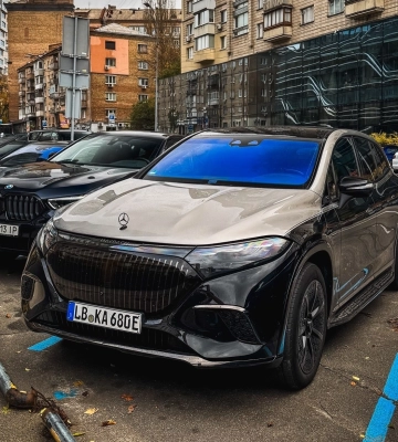 В Киеве заметили люксовый электрокроссовер Maybach за $200 000 на "бляхах" 