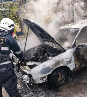 У дворі на Кіровоградщині загорілася автівка