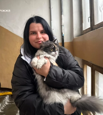 У Запоріжжі під час боротьби з вогнем бійці ДСНС врятували котика. ФОТО