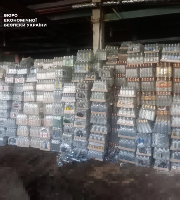 На Львівщині викрили підпільне виробництво алкоголю: БЕБ вилучило 43 тисячі пляшок