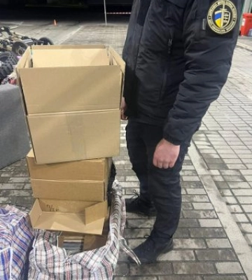 Закарпатські митники вилучили у водія автобуса колекцію вінілових платівок на 700 тис. грн