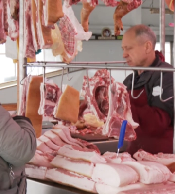 Чому дорожчає сало на Волині і що про це кажуть покупці і продавці