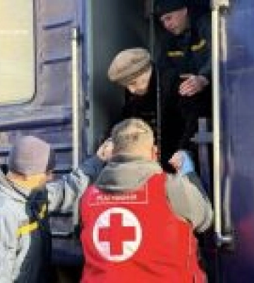 До Бердичева прибув евакуаційний потяг з літніми людьми