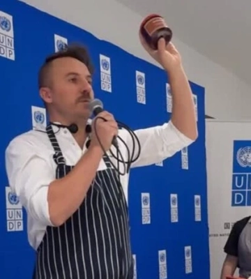 Клопотенко нагодував японців борщем із продуктів, вирощених на розмінованих українських полях