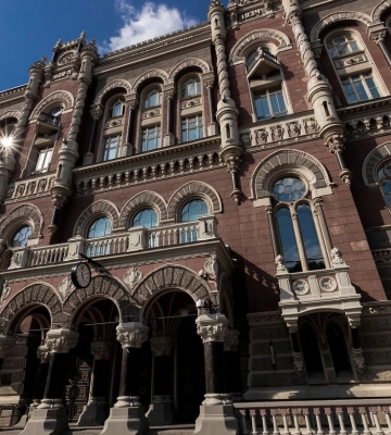 НБУ підняв курс долара на 7 копійок