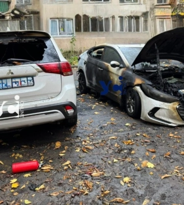 У спальному районі Одеси згоріли два автомобіля