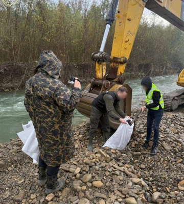 На Івано-Франківщині викрито незаконний видобуток корисних копалин у руслі річки Черемош
