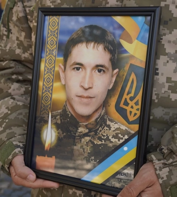 Сьогодні Ужгород попрощався із 35-річним захисником України - старшим солдатом, гранатометником Павлом Саєнком