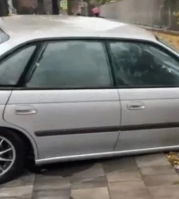 У Дніпрі автомобіль провалився під асфальт (ВІДЕО)