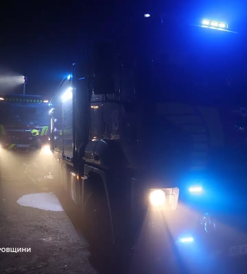 Під Дніпром горів склад: масштабну пожежу гасили 20 рятувальників