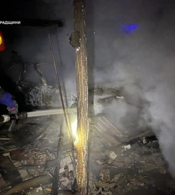 На Кіровоградщині рятували від пожежі гараж та два легковики