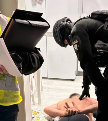 Влаштував стрілянину біля будинку, поранивши двох перехожих: у Києві затримали 40-річного чоловіка