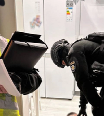 У Києві чоловік влаштував стрілянину біля будинку та поранив двох перехожих