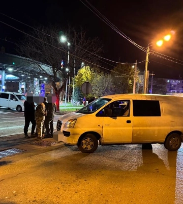 Прикладом оружия разбил стекло служебного авто: в Одессе произошел конфликт между полицейским и военными ТЦК