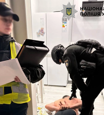Влаштував стрілянину біля будинку, поранивши двох перехожих: у Києві затримали 40-річного чоловіка