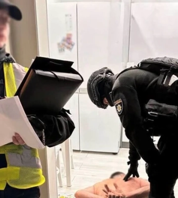 Стрілянина у Києві: чоловік поранив двох перехожих біля житлового будинку
