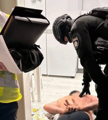 У Києві чоловік влаштував стрілянину біля під’їзду житлового будинку та поранив двох перехожих