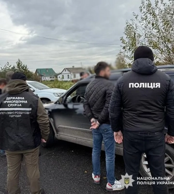 На Рівненщині судитимуть чоловіка, який за 5 тисяч доларів США сприяв незаконному перетину кордону
