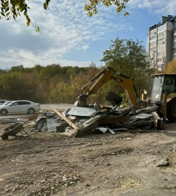 Мільйони на землі громади: у Дніпрі знесли незаконну автостоянку