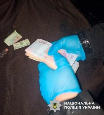 Грабіж серед білого дня у Києві: рецидивіст відібрав у продавця на ярмарку 100 тисяч гривень