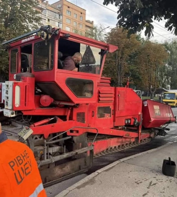 Вирівняють асфальт на перехресті у Рівному, про що просили водії