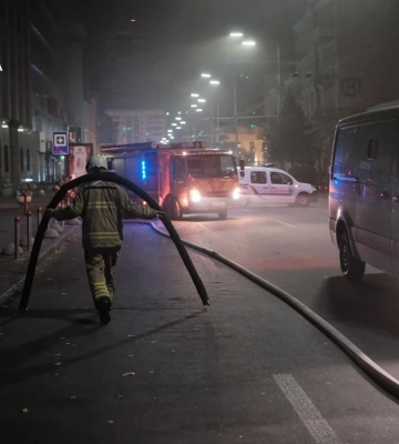У Києві понад 100 рятувальників всю ніч і ранок гасять пожежу у квартирі: чому не вдається ліквідувати займання