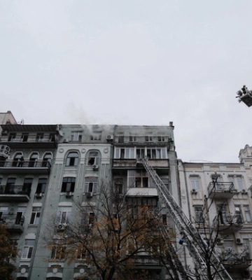 У Києві на Печерську рятувальники з ночі гасять масштабну пожежу в житловому будинку, фото