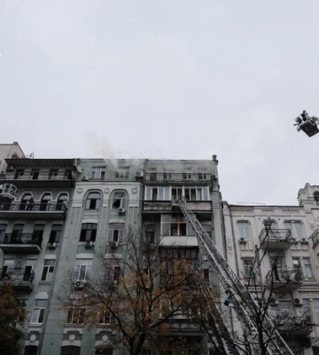 У Києві понад 100 рятувальників всю ніч і ранок гасять пожежу у квартирі: чому не вдається ліквідувати займання