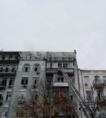 В Киеве более 100 спасателей тушат масштабный пожар в квартире на Печерске