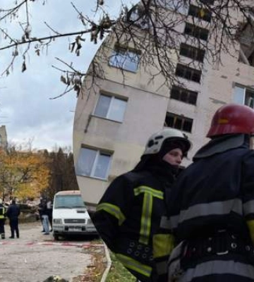 Дом рассыпается: в Хмельницком из поврежденной шестиэтажки снова падают обломки
