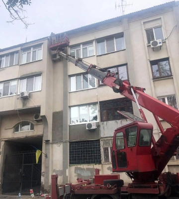 Аварійні елементи фасаду демонтували з будинку в центрі Одеси