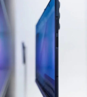 Samsung официально представила тройной складной смартфон TriFold