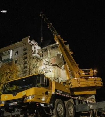 Ліквідація наслідків вибуху в Хмельницькому: під завалами може бути жінка