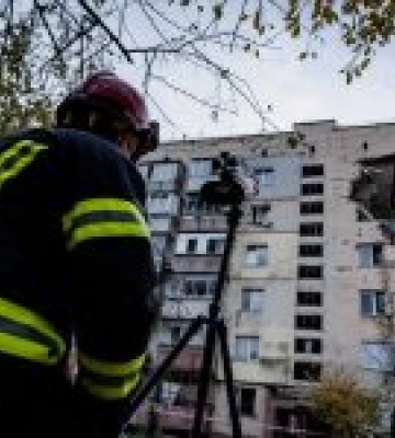 У Хмельницькому рятувальники продовжують роботу після вибуху в багатоквартирному будинку