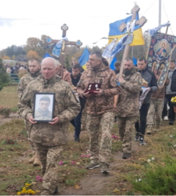Помер у лікарні: на Волині в останню дорогу провели Героя Івана Шворака. Відео