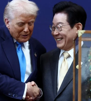 Лесть о золотой эре отношений. Южная Корея подарила Трампу огромную корону, высший орден и угостила позолоченным десертом — фото