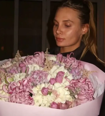 З квітами! Даяна Ястремська показала, як її зустріли після повернення додому, в Одесу