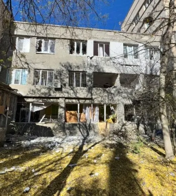 Під час удару по дитячій лікарні в Херсоні там були близько сотні людей: Зеленський показав наслідки