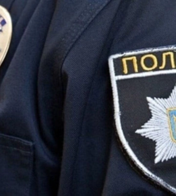В Киевской области женщина ударила полицейского палкой во время проверки документов одного из местных мужчин