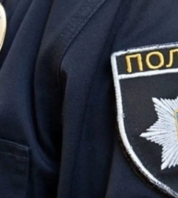На Київщині жінка вдарила поліцейського палицею під час перевірки документів одного з місцевих чоловіків